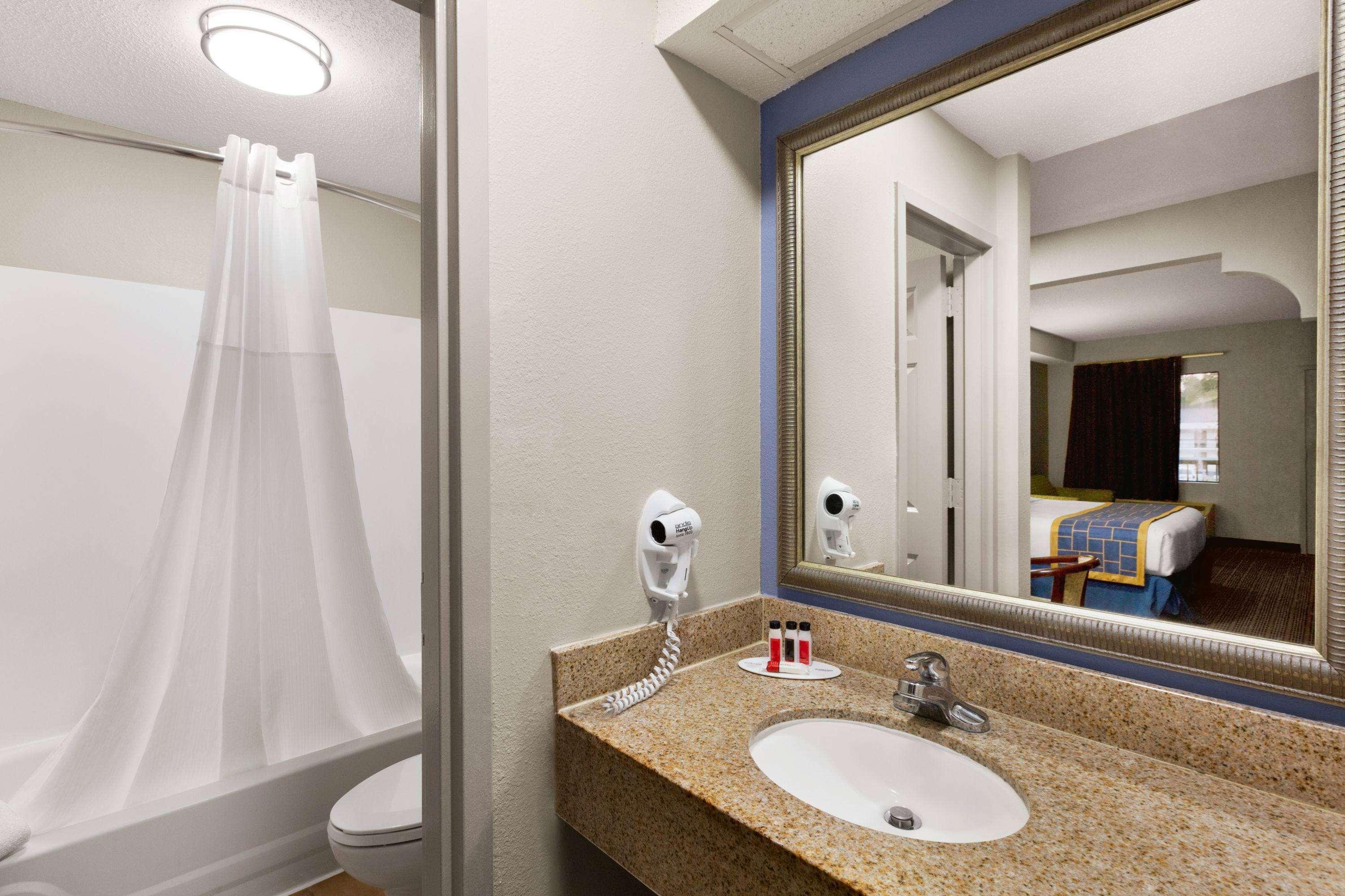 Days Inn & Suites By Wyndham Savannah Midtown Kültér fotó