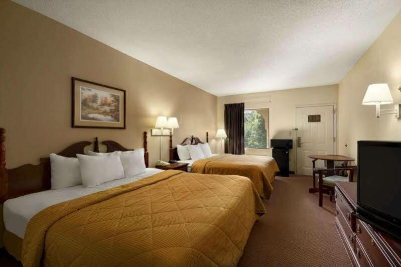 Days Inn & Suites By Wyndham Savannah Midtown Kültér fotó
